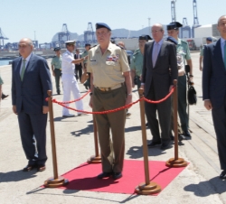 Su Majestad el Rey junto al ministro del Interior y el director general de la Guardia Civil, recibe honores a su llegada al muelle de Algeciras