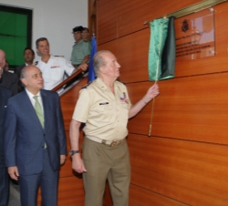 Don Juan Carlos descubre una placa conmemorativa en la Comandancia de la Guardia Civil de Algeciras