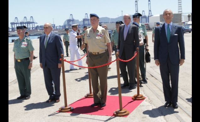 Su Majestad el Rey junto al ministro del Interior y el director general de la Guardia Civil, recibe honores a su llegada al muelle de Algeciras
