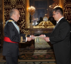 Su Majestad el Rey recibe la Carta Credencial del Sr. Dilshod Khamidovich Akhatov, Embajador de la República de Uzbekistán