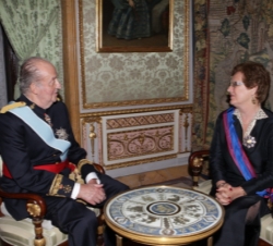 Don Juan Carlos conversa con la Sra. Jasna Krivosic Prpic, Embajadora de Bosnia y Herzegovina