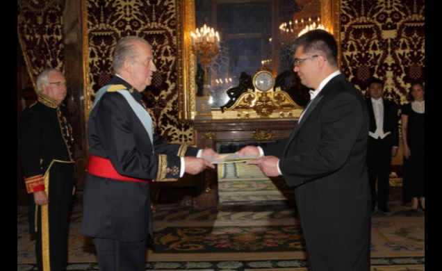 Su Majestad el Rey recibe la Carta Credencial del Sr. Dilshod Khamidovich Akhatov, Embajador de la República de Uzbekistán