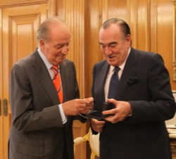 Su Majestad el Rey recibe de manos del Sr. Fernando Fernández-Tapias, la primera Medalla de Oro de la Academia