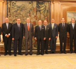 Fotografía de grupo con los miembros de la Junta de Gobierno de la Real Academia de la Mar