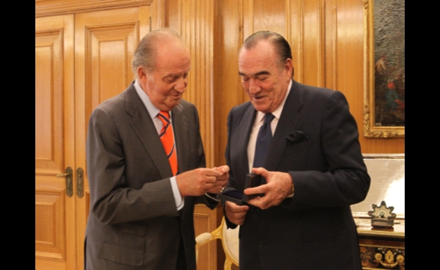 Su Majestad el Rey recibe de manos del Sr. Fernando Fernández-Tapias, la primera Medalla de Oro de la Academia