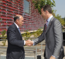 El Príncipe de Asturias recibe el saludo del presidente de la Fundación, Antoni Esteve