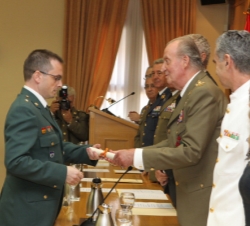 Su Majestad el Rey entrega el diploma al número uno del curso, comandante Javier López Gutiérrez