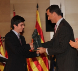 Don Felipe entrega a Javier Agüera el Premio Impulsa Empresa
