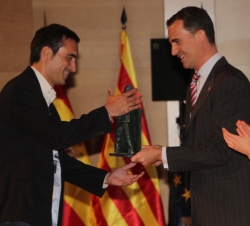 El Príncipe de Asturias entrega a Daniel Osias, coordinador delÁrea de juventud y participación de la Fundación Privada Marianao, el Premio Impulsa a 