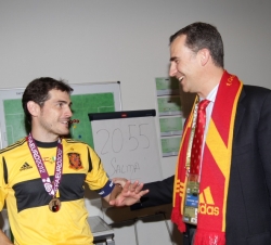 Don Felipe charla con Iker Casillas