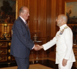 Su Majestad el Rey saluda al almirante James G. Stavridis