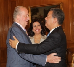 Saludo entre Don Juan Carlos y el Presidente Fernández Reyna, en presencia de la Primera Dama y vicepresidenta electa, Margarita Cedeño de Fernández