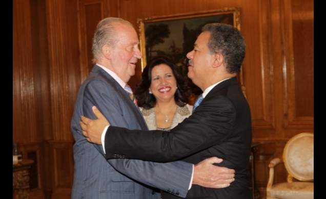 Saludo entre Don Juan Carlos y el Presidente Fernández Reyna, en presencia de la Primera Dama y vicepresidenta electa, Margarita Cedeño de Fernández