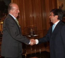 Don Juan Carlos recibe el saludo del presidente del Banco Interamericano de Desarrollo, Luis Alberto Moreno Mejía