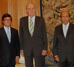 Su Majestad el Rey acompañado del presidente del Banco Interamericano de Desarrollo, Luis Alberto Moreno Mejía, y del secretario de Estado de Asuntos 