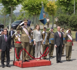 Sus Altezas Reales los Príncipes de Asturias durante la interpretación del Himno Nacional