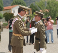 El Príncipe de Asturias condecora al sargento Número Uno de la promoción