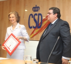Doña Sofía muestra el el diploma acreditativo del'Pedalón solidario' entregado por el director general de Cofidis Hispania