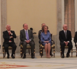 Sus Majestades acompañados por el ministro de Asuntos Exteriores y Cooperación, José Manuel García-Margallo; el presidente del Consejo de Administraci