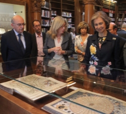La Reina durante su visita a la biblioteca de la sede del Colegio de Abogados de Barcelona