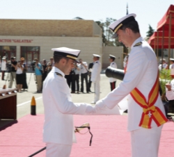 El Príncipe entrega el despacho al Número Uno de la promoción del Cuerpo General de la Armada, sargento Fernando Muiña Fuentes