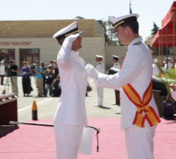 Don Felipe condecora al Número Uno de la promoción del Cuerpo de Infantería de Marina, sargento Alejandro Antonio Casanova Veiga