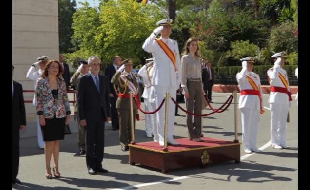 Sus Altezas Reales los Príncipes de Asturias reciben honores a su llegada a la Escuela de Suboficiales de la Armada