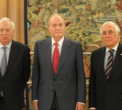 Su Majestad el Rey, con el ministro de Asuntos Exteriores y de Cooperación y el alto comisionado del Gobierno para la Marca España