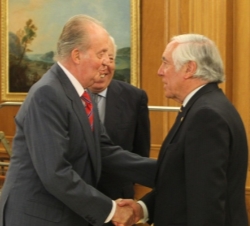 Don Juan Carlos felicita al Sr. Espinosa de los Monteros, en presencia del ministro García-Margallo