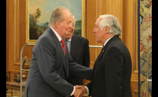 Don Juan Carlos felicita al Sr. Espinosa de los Monteros, en presencia del ministro García-Margallo