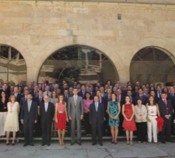 Fotografía de grupo con los directores del Instituto Cervantes
