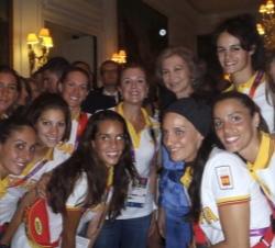 Recepción ofrecida al Equipo Olímpico Español participante en los Juegos Olímpicos "Londres 2012". Doña Sofía, con unas deportistas española