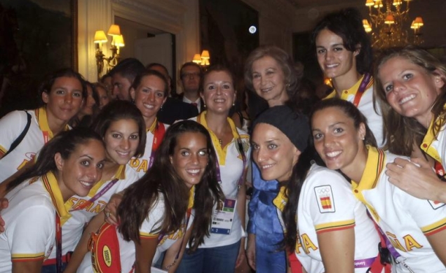 Recepción ofrecida al Equipo Olímpico Español participante en los Juegos Olímpicos "Londres 2012". Doña Sofía, con unas deportistas españolas particip