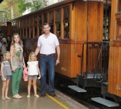 Excursión en el Tren de Sóller. Fotografía de grupo en la Estación de Palma de Mallorca 