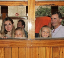 Excursión en el Tren de Sóller. Los Príncipes y sus hijas, a bordo del vagón 