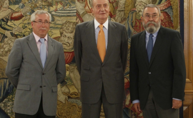 Don Juan Carlos con los secretarios generales de Unión General de Trabajadores y de Comisiones Obreras 