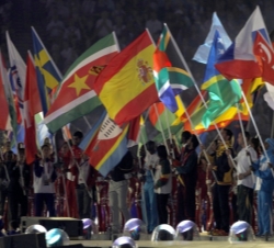 Clausura de los XXX Juegos Olímpicos "Londres 2012". El abanderado español en la ceremonia de clausura, Saúl Craviotto, portando la bandera 