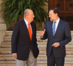 Despacho de Su Majestad el Rey con el presidente del Gobierno, D. Mariano Rajoy Brey. Don Juan Carlos conversa con Mariano Rajoy 