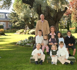 Sus Majestades los Reyes acompañados de sus nietos