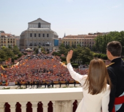 Sus Majestades los Reyes saludan desde el balcón del Palacio Real