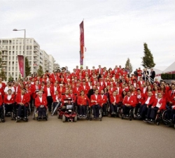 Asistencia a los XIV Juegos Paralímpicos "Londres 2012". Fotografía de grupo durante la ceremonia de izado de la bandera española 