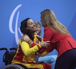 Asistencia a los XIV Juegos Paralímpicos "Londres 2012". Doña Elena entrega la Medalla de Plata a la nadadora Teresa Perales