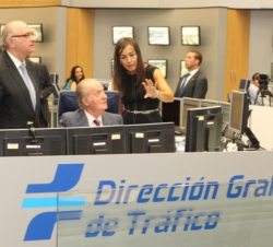 Visita al Centro de Gestión del Tráfico de la Dirección General de Tráfico. Don Juan Carlos en el puesto de mando, envia un saludo a las patrullas de 
