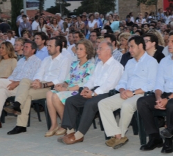 Acto principal de la celebración del XXV aniversario de Proyecto Hombre Baleares. La Reina, con las autoridades y el resto de asistentes, durante el a