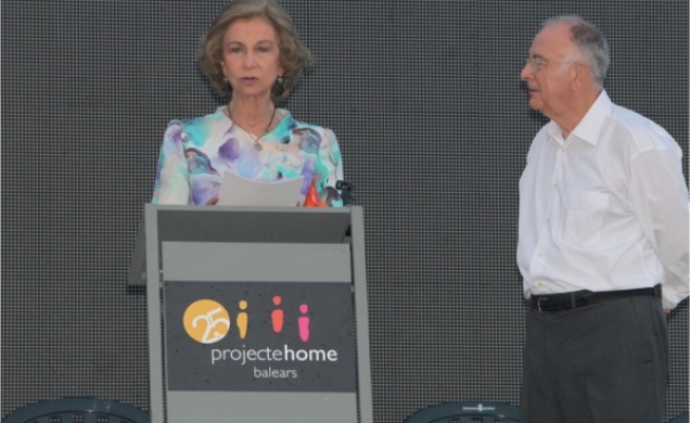 Acto principal de la celebración del XXV aniversario de Proyecto Hombre Baleares. Doña Sofía, durante su intervención, junto al presidente de Projecte