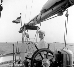 Don Juan Carlos durante una excursión en el barco "Saltillo"