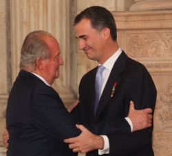 Don Juan Carlos y Don Felipe se abrazan tras la firma de la Ley Orgánica por la que Su Majestad el Rey hace efectiva su abdicación