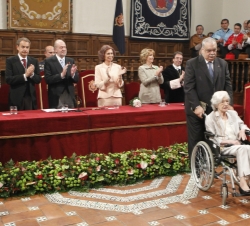 Don Juan Carlos impone la medalla del premio Miguel de Cervantes 2010 a Ana María Matute 