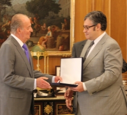 Entrega del XXIII Premio FIES de Periodismo, concedido a D. Juan Manuel de Prada. Don Juan Carlos entrega el galardón a Juan Manuel de Prada