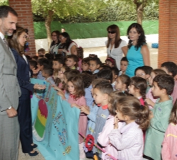 Don Felipe y Doña Letizia saludan a unos niños del colegio de educación infantil y primaria Tomás Romojaro